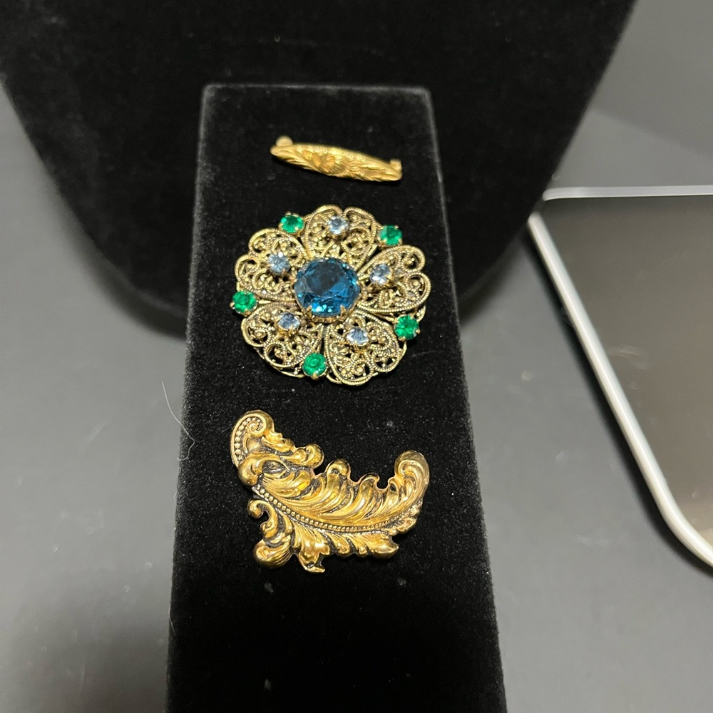 Unmarked set of 3 Gold Vintage Brooches Filigree and gemstones